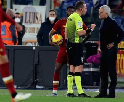 开云官网-罗马输给自己也输给运气 遭遇争议判罚穆帅真怒了